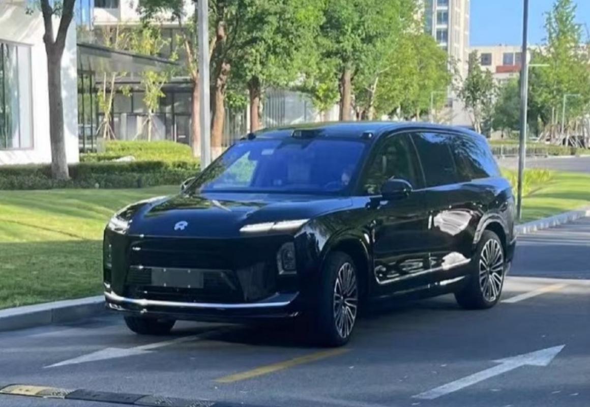 全新的第三代蔚来ES8实车图被曝光内饰的设计总感觉有些偏老气配置倒是要比乐道L9
