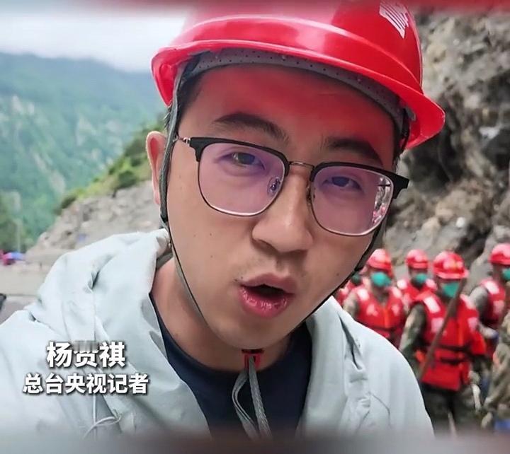 G216抢通的那一刻，武警官兵跑步进入核心区域，展开地毯式搜寻。

总台记者跟随