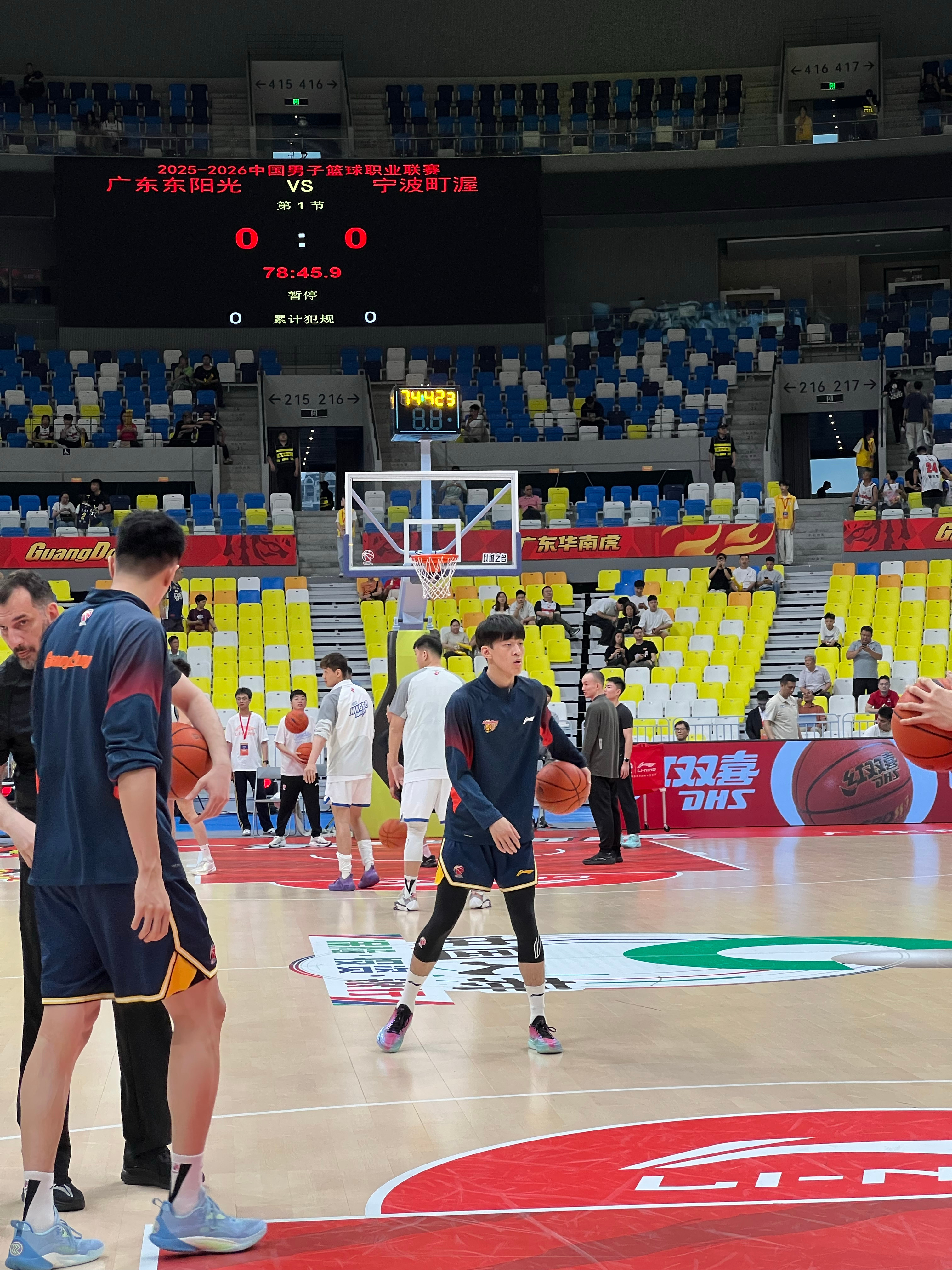 胡队回更衣室 李文昊开始热身挺突然的又，所以？ 队友们看到文昊开始热身也挺惊喜的