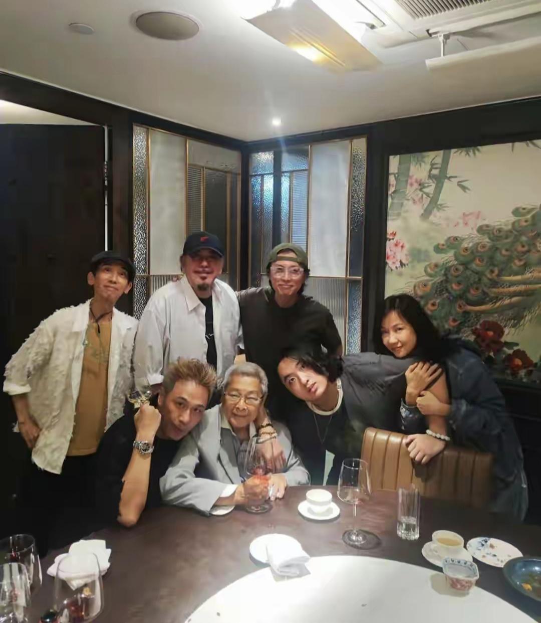吴镇宇对刘兆铭真的好尊重，好喜欢哦，多次去参加刘兆铭的聚会，还带上自己的儿子以及