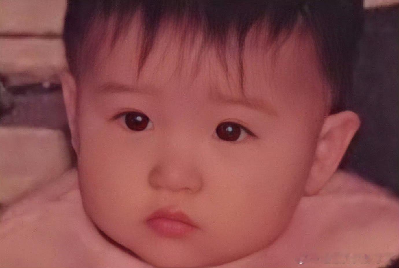 阚清子小时候照片阚清子小时候vs现在 阚清子晒小时候照片，谁能想到阚清子小时候是