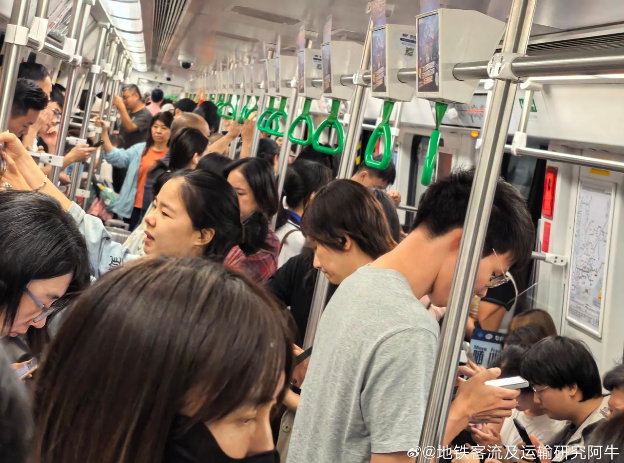 网友：2025-10-26（周日，睛间多云，21-29度）15：49，深圳地铁1