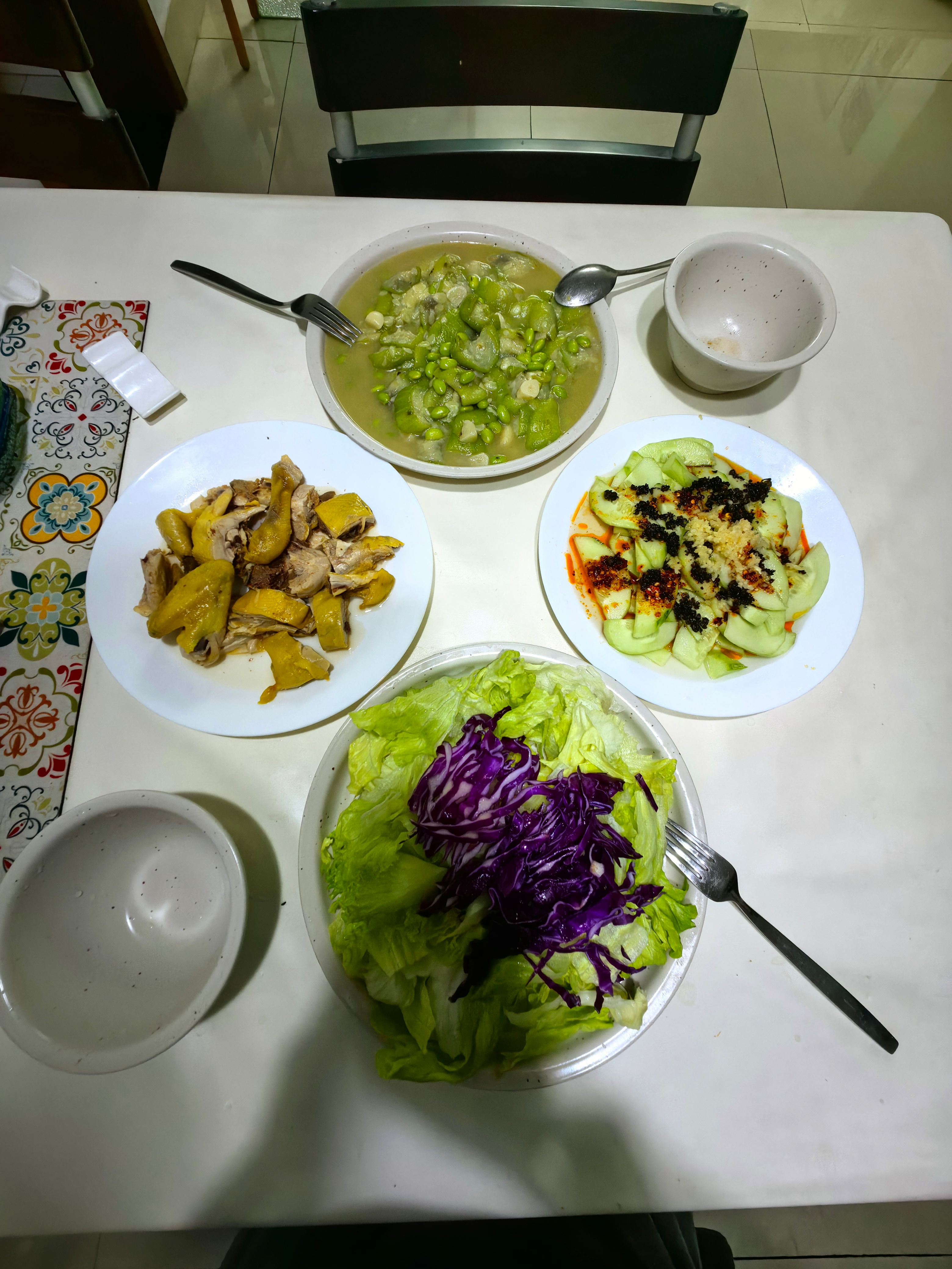 晚餐一荤三素，盐焗鸡配蔬菜沙拉，山黄瓜配山胡椒，青豆米配丝瓜，都应该是绝配。但喵