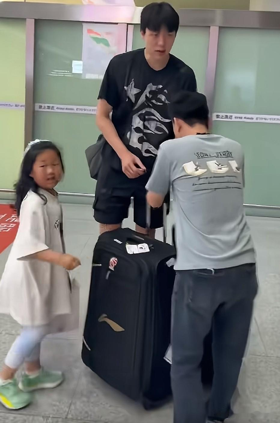 杨瀚森回国了，绕机韩国回来了，落地青岛，准备参加国家队集训了。
马上到了检验杨瀚