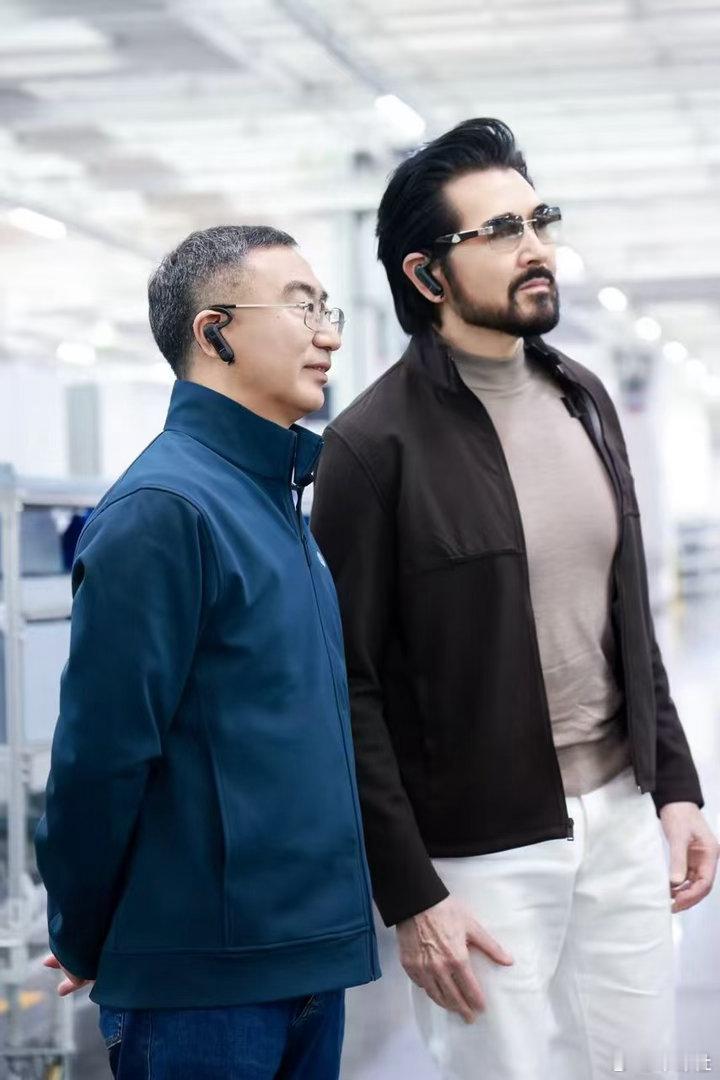 老朱带费翔老师参观零跑D19 工厂，也很开心能为他交付这台专属座驾， 恭喜费翔老