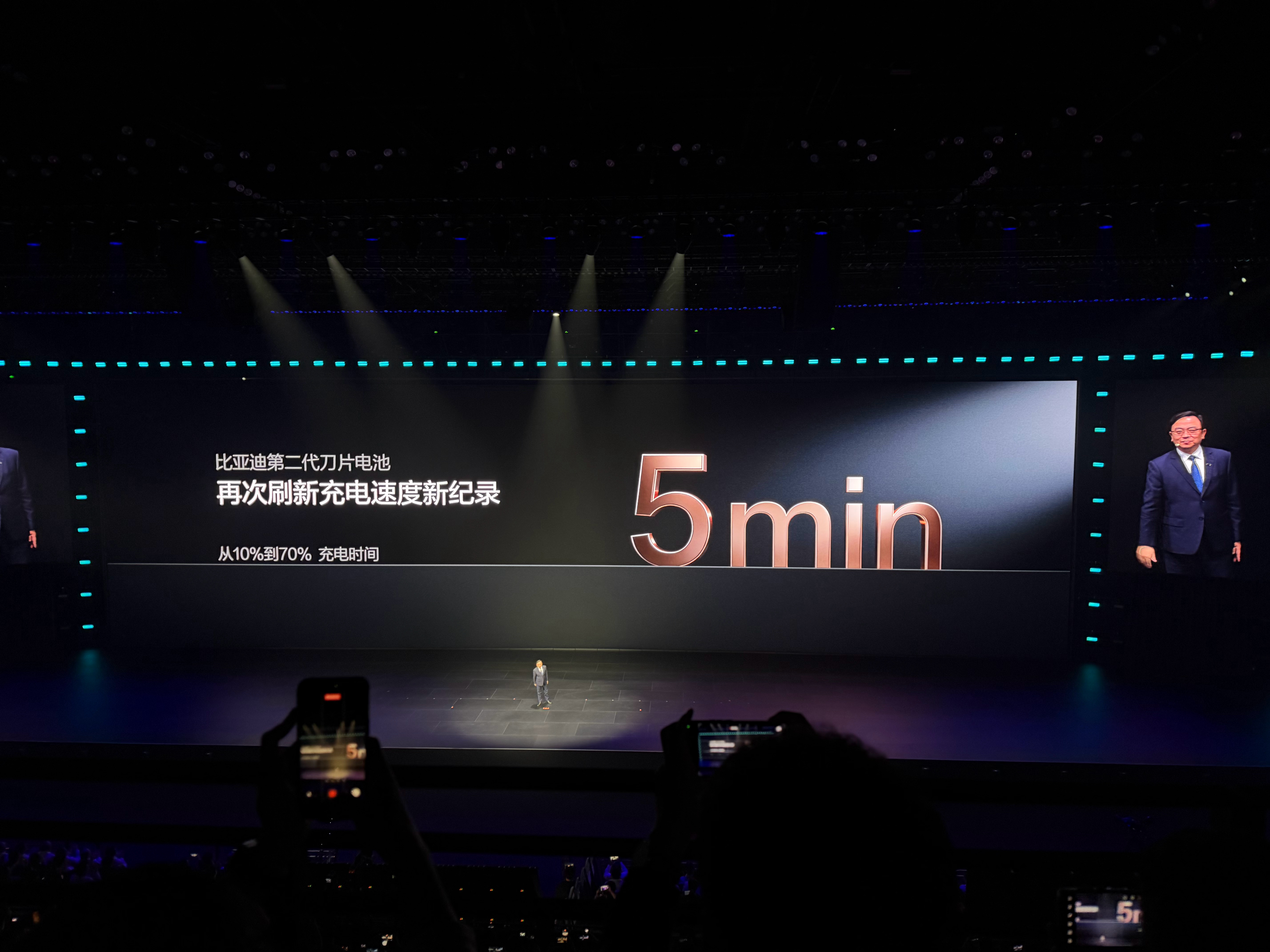 比亚迪正式发布了第二代刀片电池，10%-70% 大概五分钟，不过二代刀片电池重点