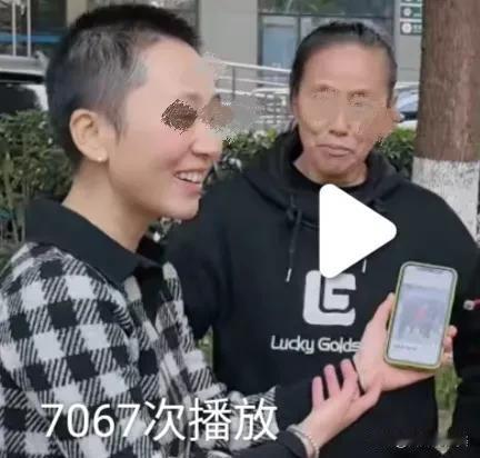 都说爱笑的人，运气不会差。
​果然如此，秋天妈妈在听他人哭诉着人生不幸时，一直面