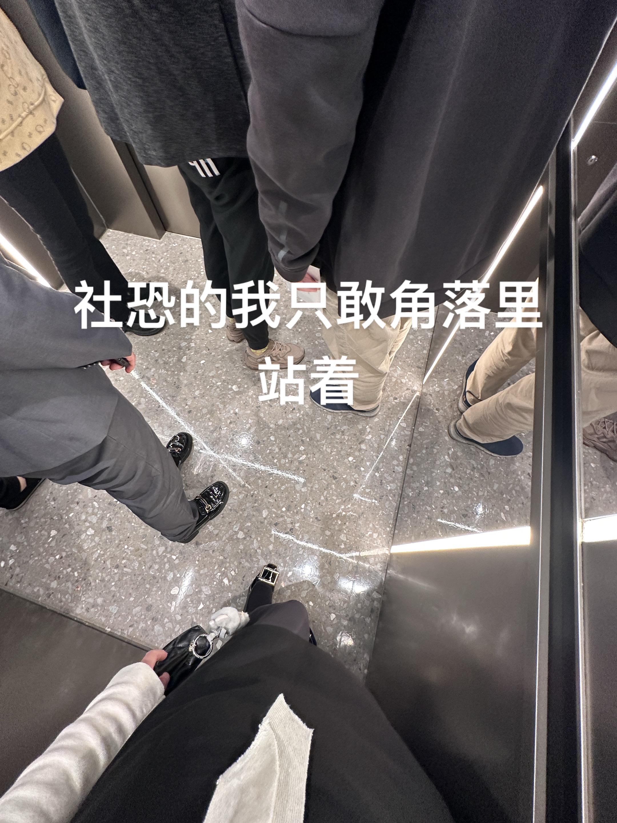 今天气温回升，厚黑穿着一直出汗呢