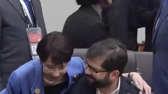 日本首相官邸近日发布高市早苗在APEC会议上的多段“名场面”视频，包括撑桌交谈、