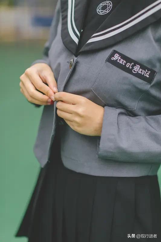 当稚嫩的面孔出现在产房，当作业本里藏着早孕的秘密，当少女的校服下掩藏着不该有的曲