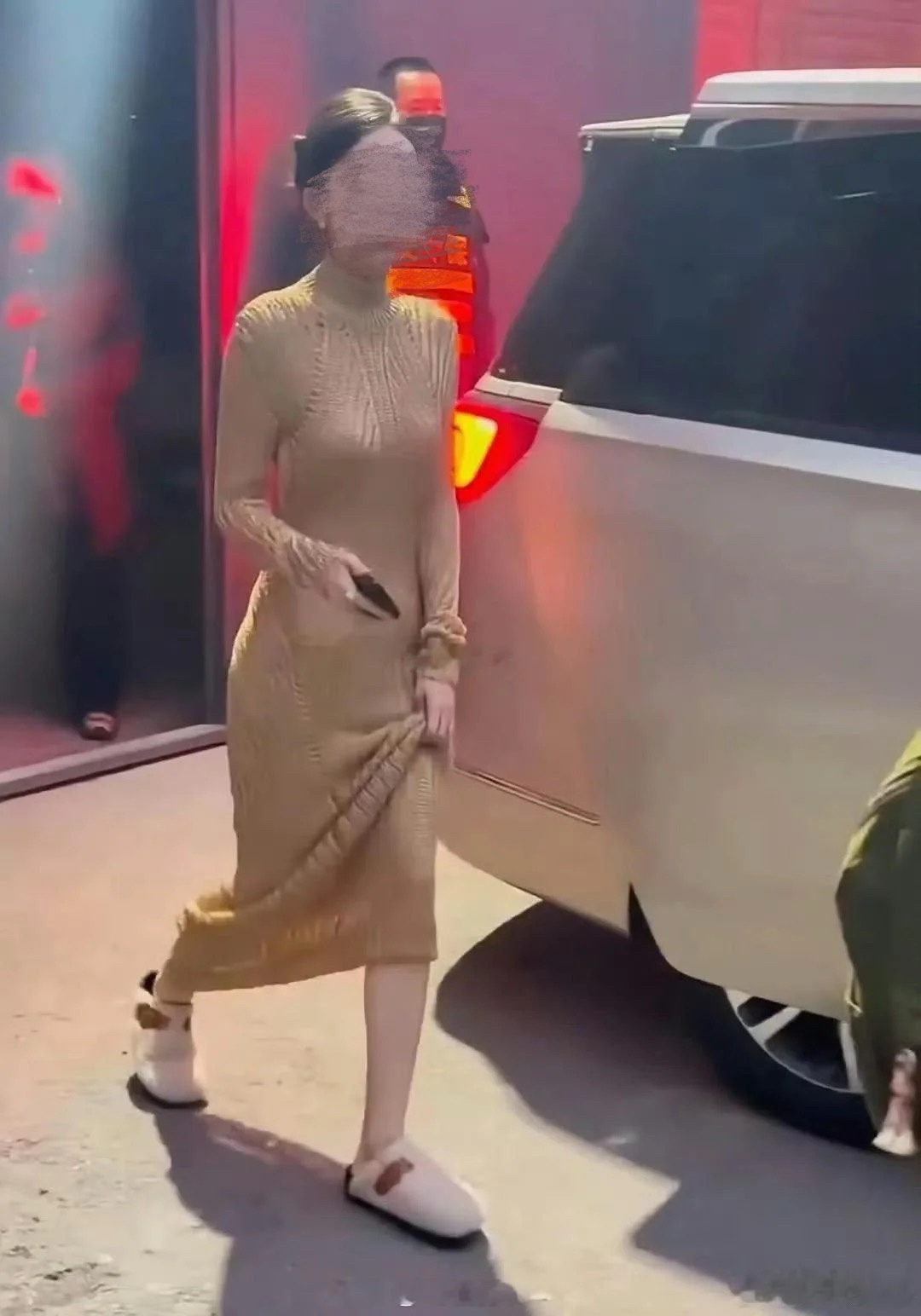 这连衣裙啥意思？前面基础，后面就不基础。 
