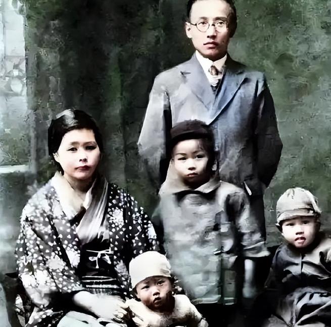 1937年，郭沫若抛弃日本妻子佐藤富子，回国抗日。而富子独自将5个孩子培养成才，