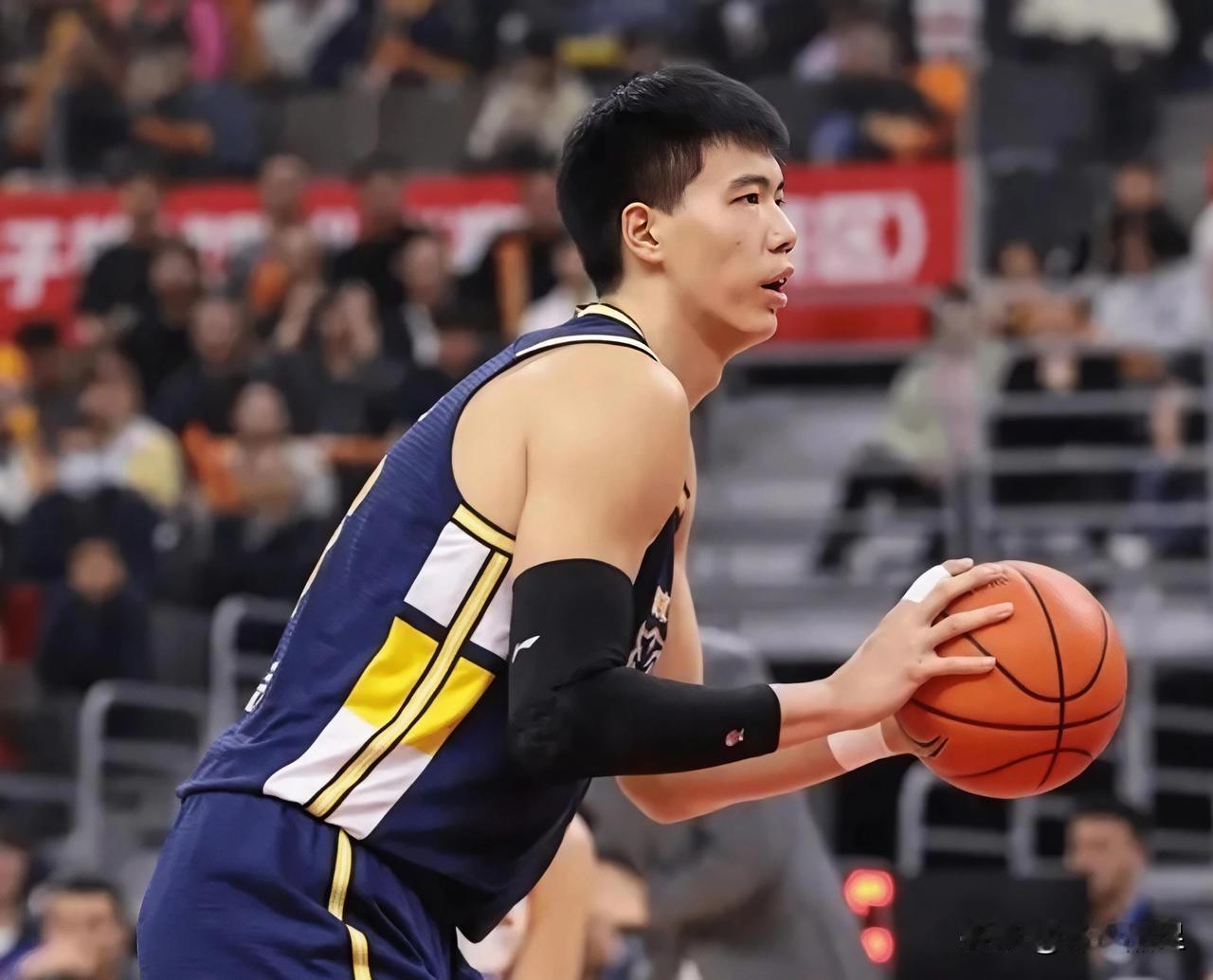 焦泊乔挺过来了！
前晚焦泊乔在对阵辽篮的比赛中连续出现低级失误，被主教练杜锋叫停