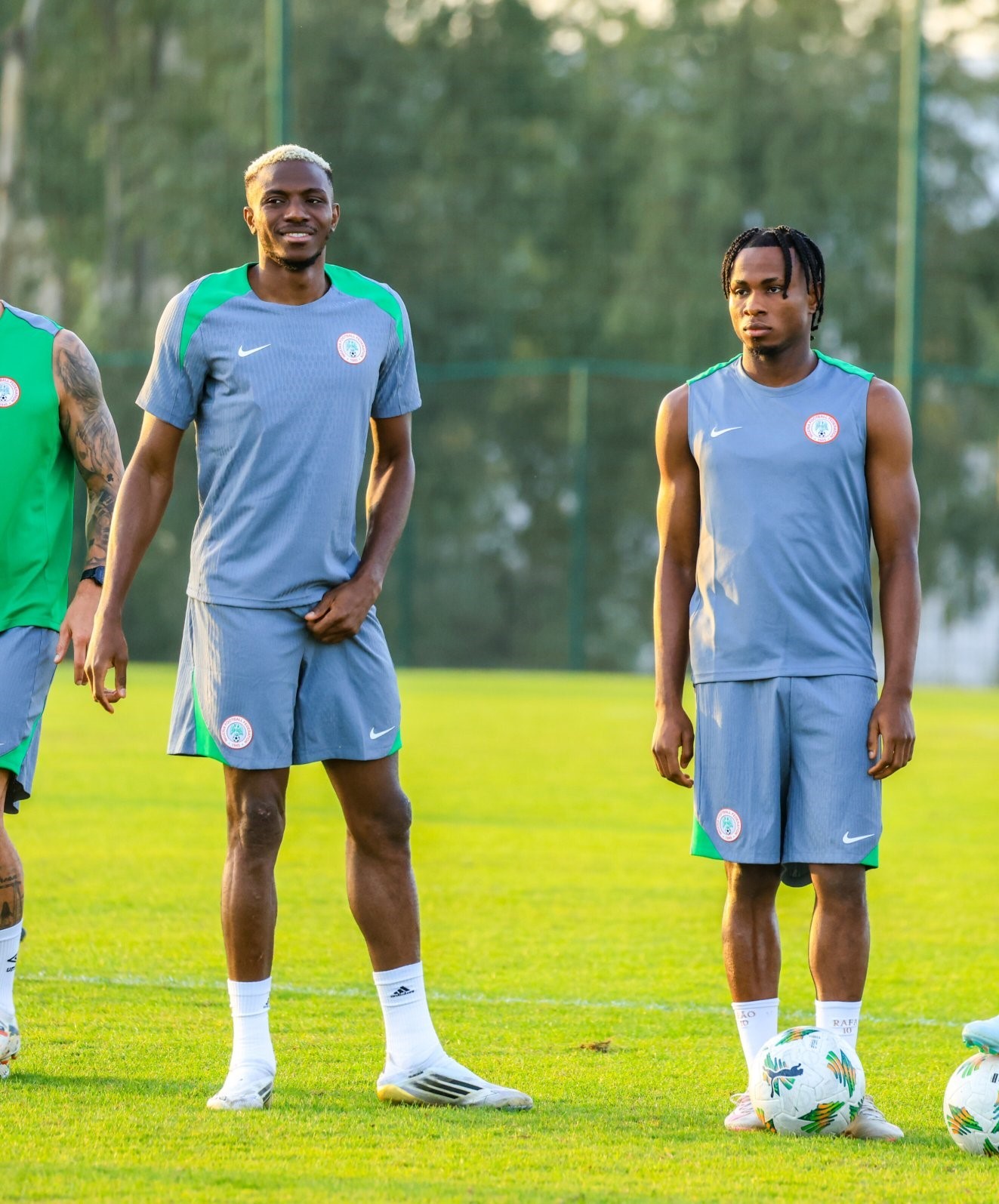 秋裤在国家队穿的球袜上还印着莱奥的名字