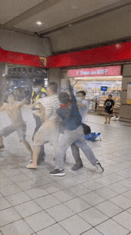 一名患有妥瑞氏症香港籍韩姓游客，因症状发作，在车站无法自制大声喊叫，结果被两名台