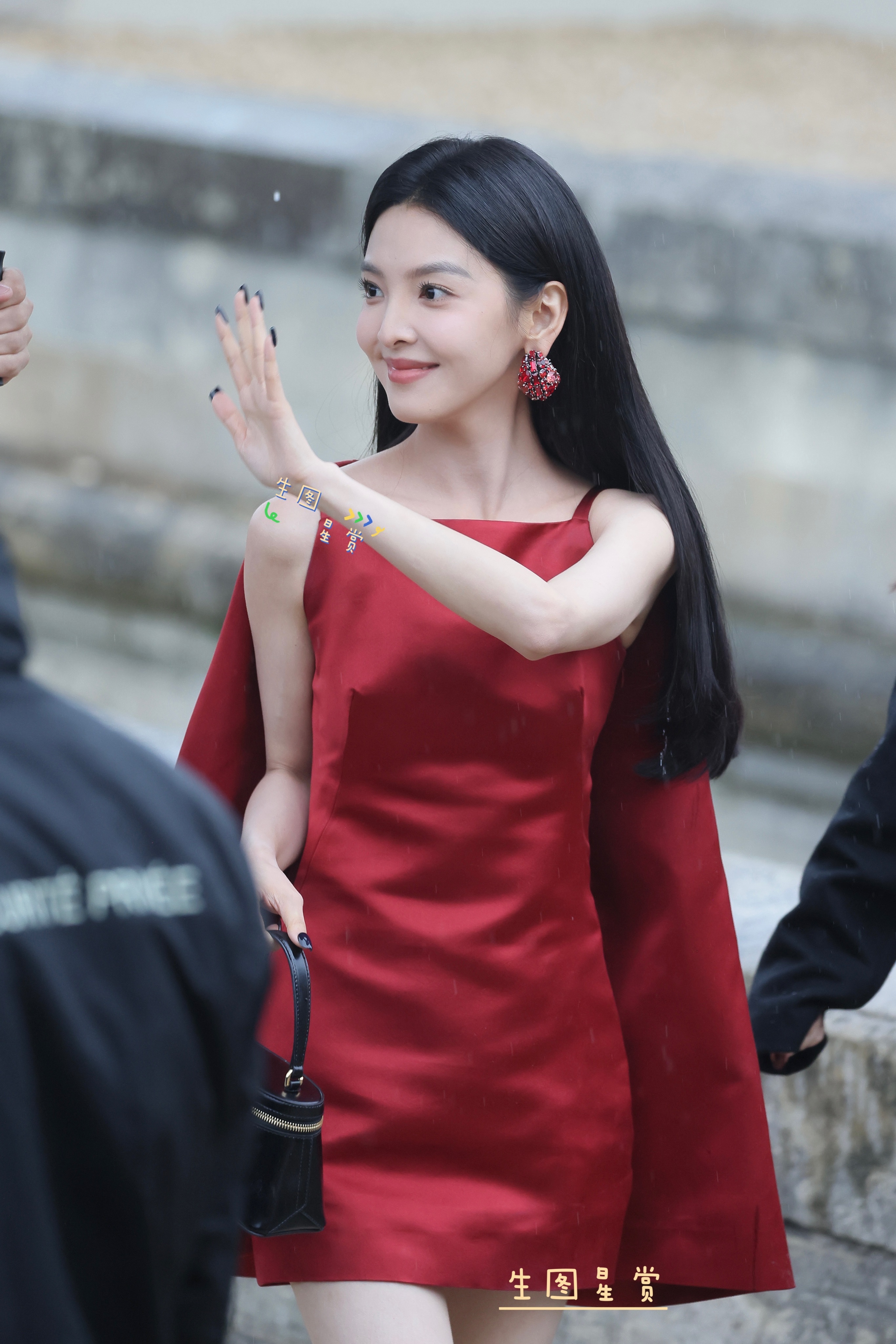 章若楠巴黎时装周路透一抹红美楠楠❤️💋章若楠红裙红耳环章若楠[超话] ​​​