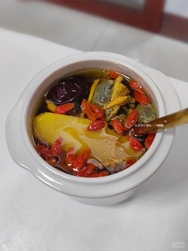 经常熬夜气色差，常喝这道补血养颜乌鸡汤～