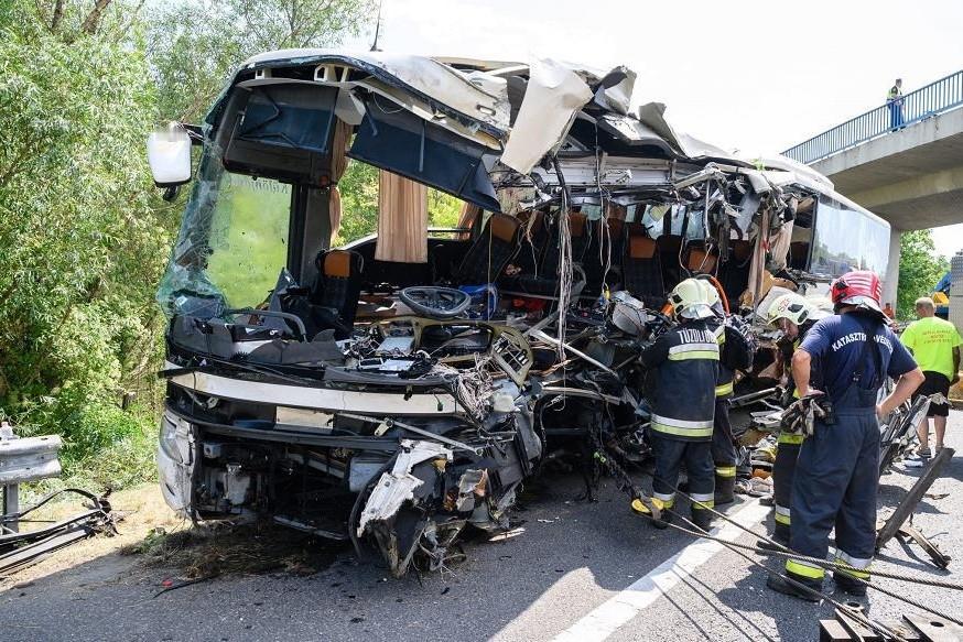 12人死亡，10人重伤，波兰旅游大巴匈牙利侧翻，车上有两名司机，都睡着了？

据