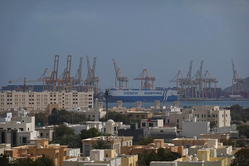 2026年4月中旬波斯湾这出戏太有看头了！至少26艘伊朗货轮和油轮大摇大摆穿过霍