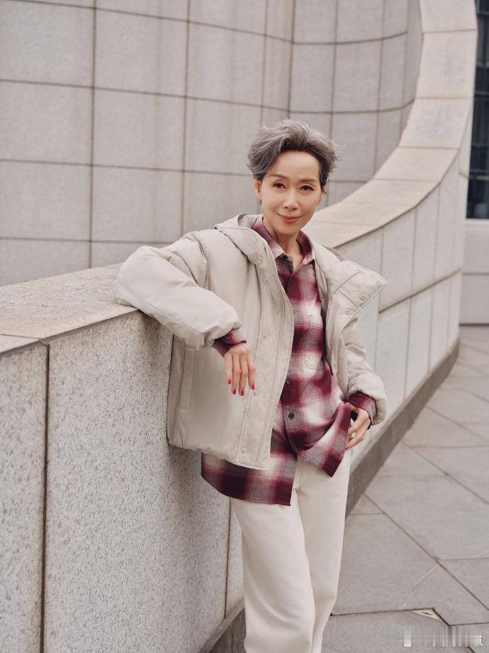 叶童老年穿搭太惊艳，米色羽绒服叠红格衬衫配阔腿裤，时髦又高级 