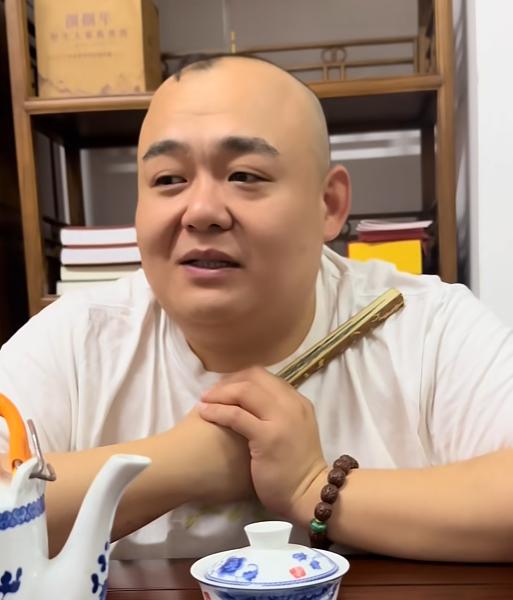 杨鹤通被德云社撤职这事，在网上发酵的速度比很多人预料的都快。

2026年5月2