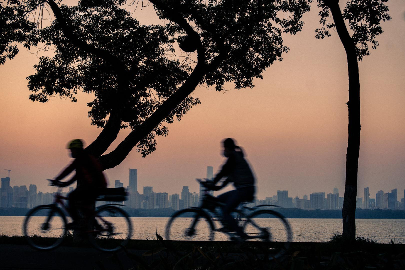 童年时阻挡自由的理由是：你还是个孩子。成年后阻挡自由的理由是：你已经是个大人了。