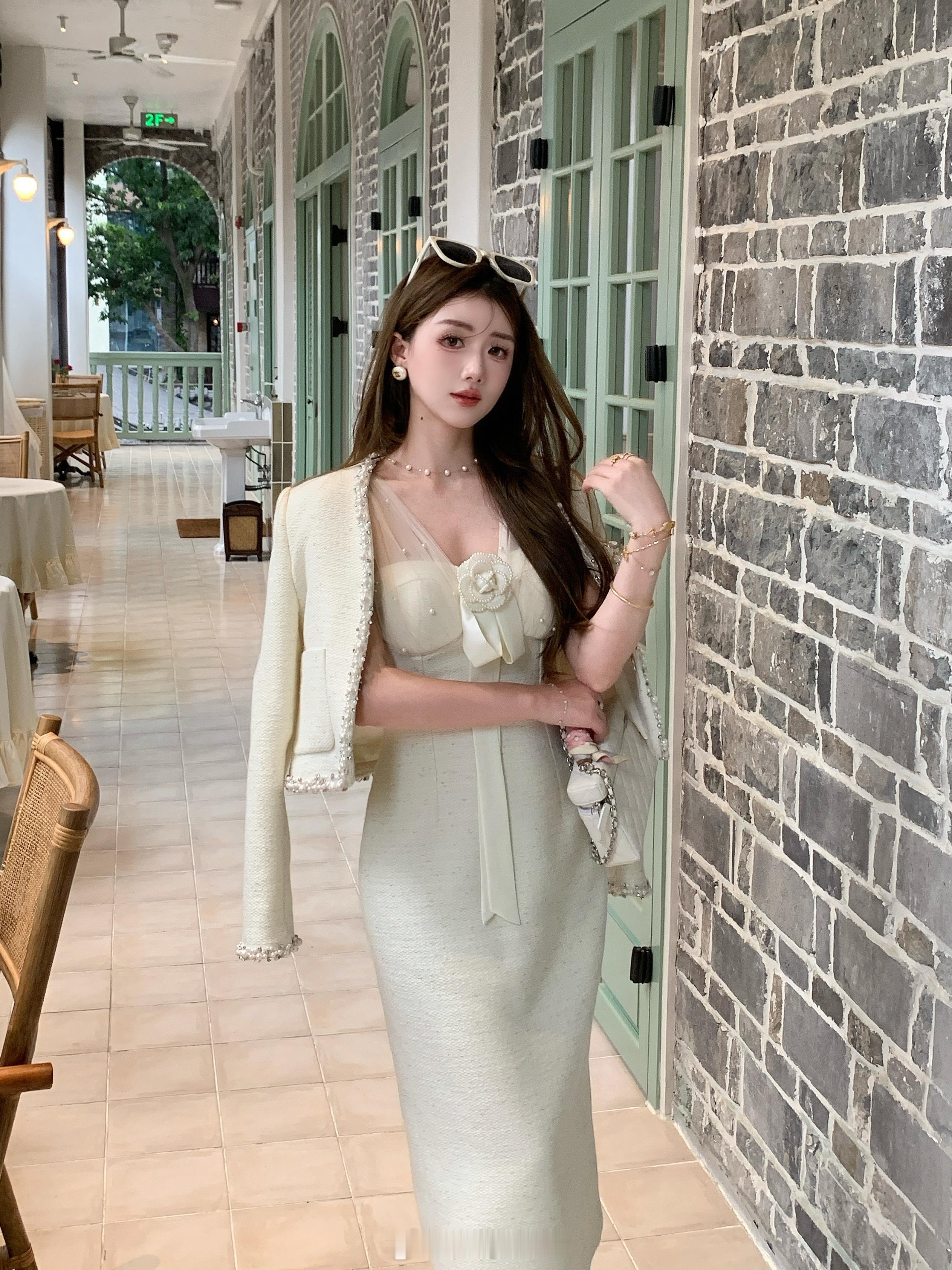 优雅的代名词[心]粗花呢面料自带精致质感内搭连衣裙以蝴蝶结点缀甜美氛围拉满，整体