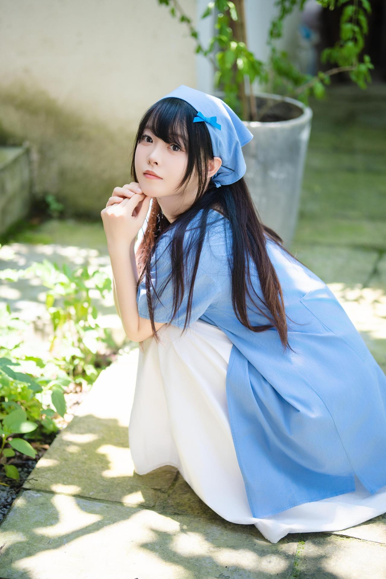 蓝白相间的清新少女，阳光下的温柔瞬间