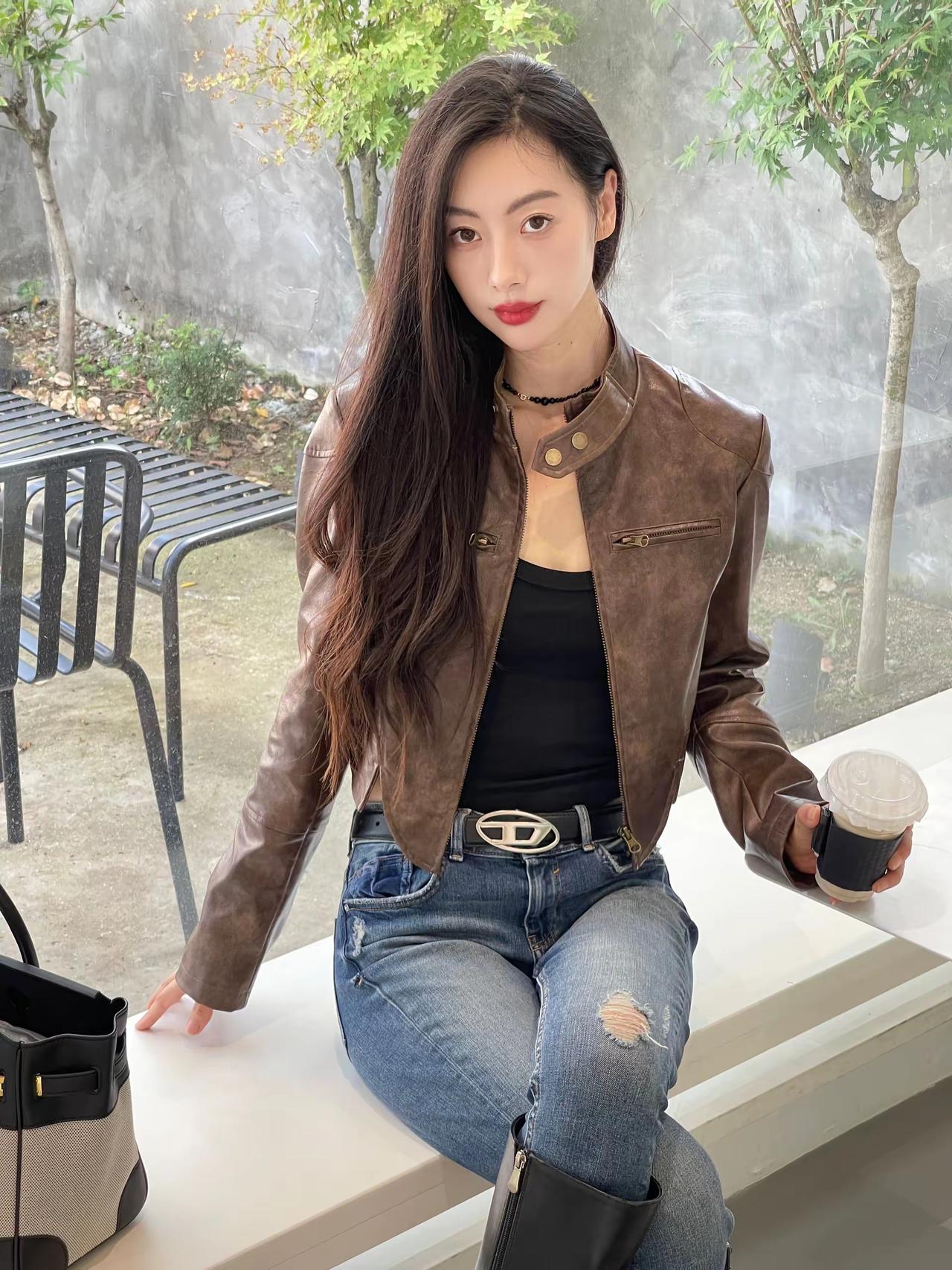 谁都没有比谁生活的容易。只是，有的人痛不欲生。而有的人，却默默地咬牙，逼自己学会