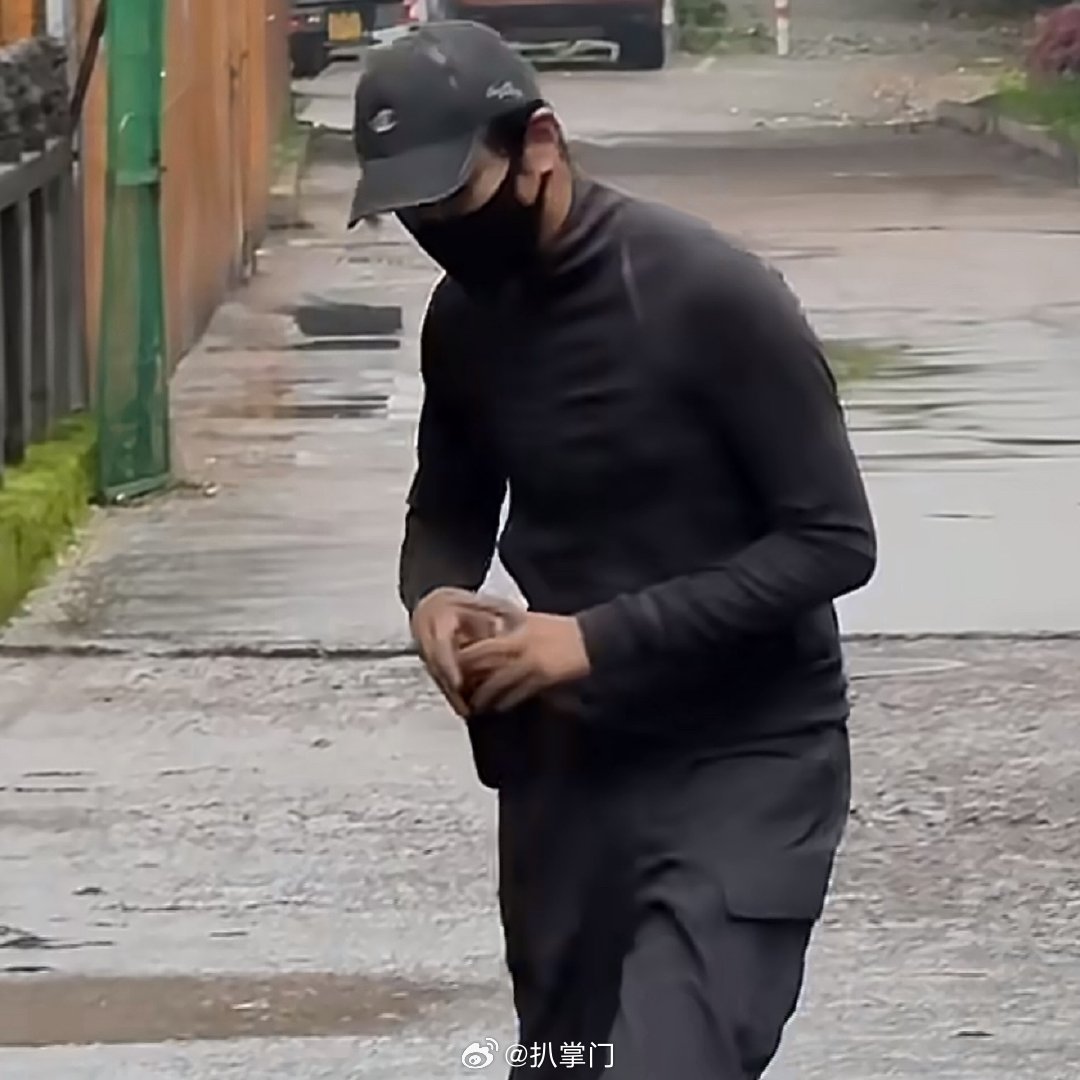 丁禹兮冷帽脏辫造型不愧是粉丝心中的沪上潮男啊，丁禹兮在电视剧《司宫令》的上班路透