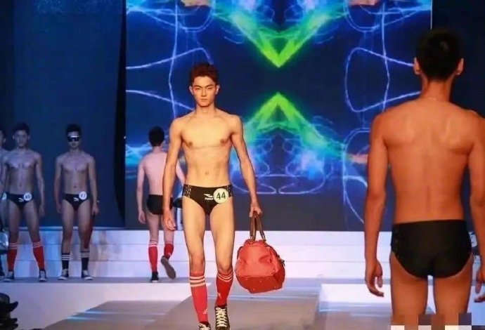 许凯早些年的T台秀，感觉模特比演员还辛苦，外形要保持的更瘦，男大也18变，18岁