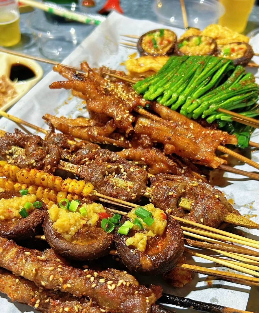 本来想减肥的 但看到烧烤店的老板还有老婆孩子要养哎 心软的人看不得这些 