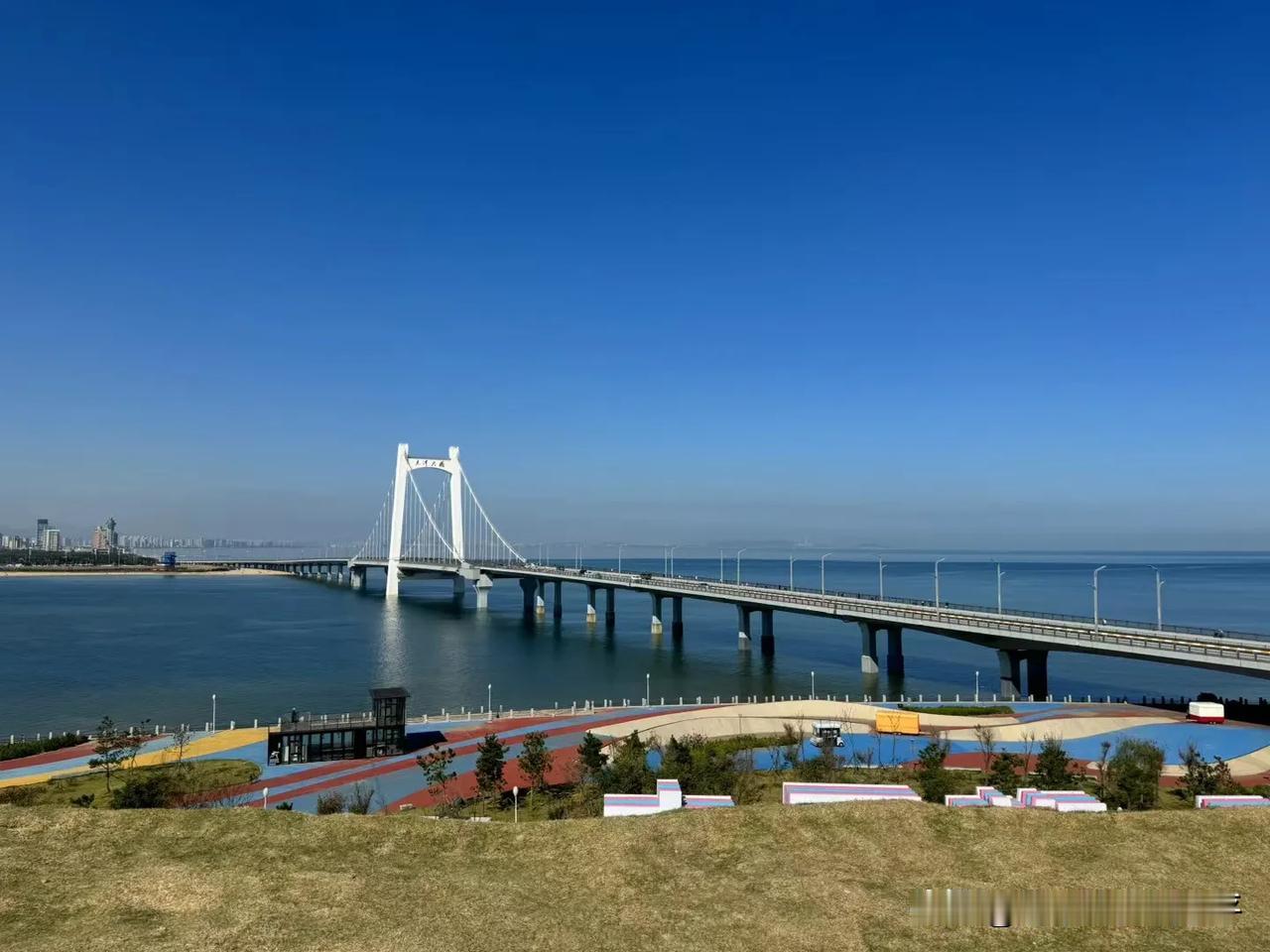 人生追求的主要目标之一便是快乐。人生最重要的东西也是快乐。快乐轻松地追求生活，没