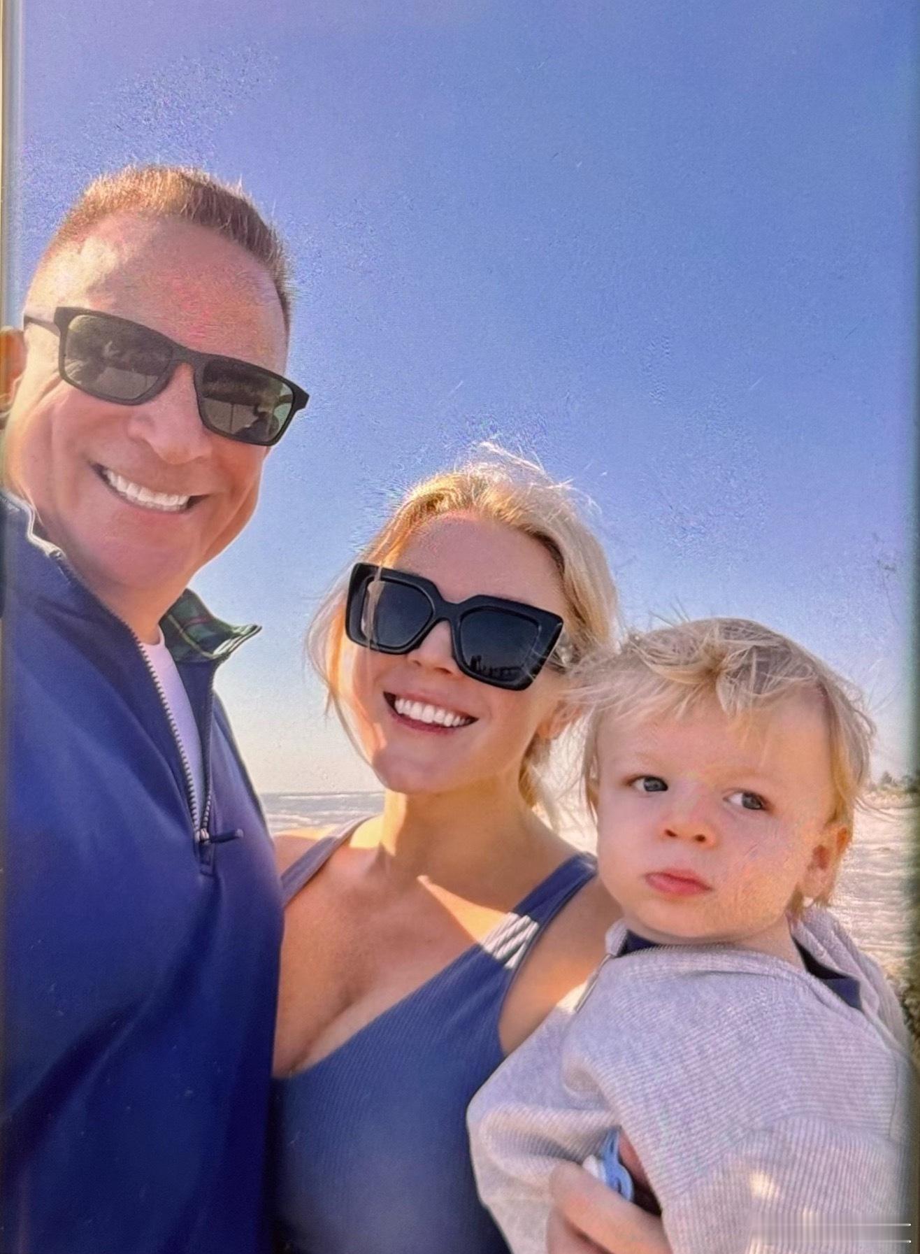 白宫发言人与60岁丈夫宣布怀孕老公是美国地产大亨，选对了老公，让自己在职场平步青