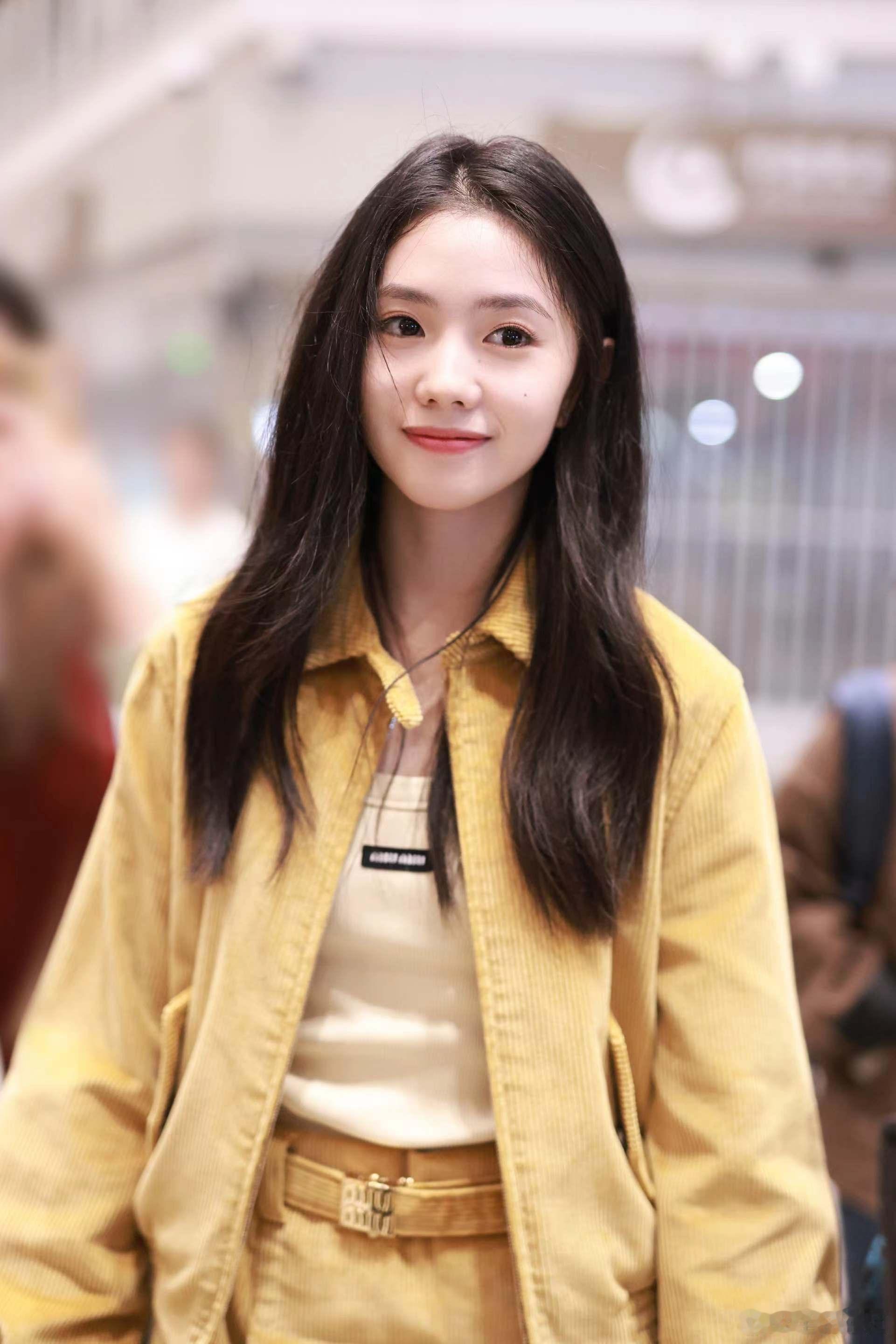 #刘浩存出发巴黎时装周# 浩存的时尚魅力，姜黄色条绒套装展现无遗。奔赴巴黎时装周