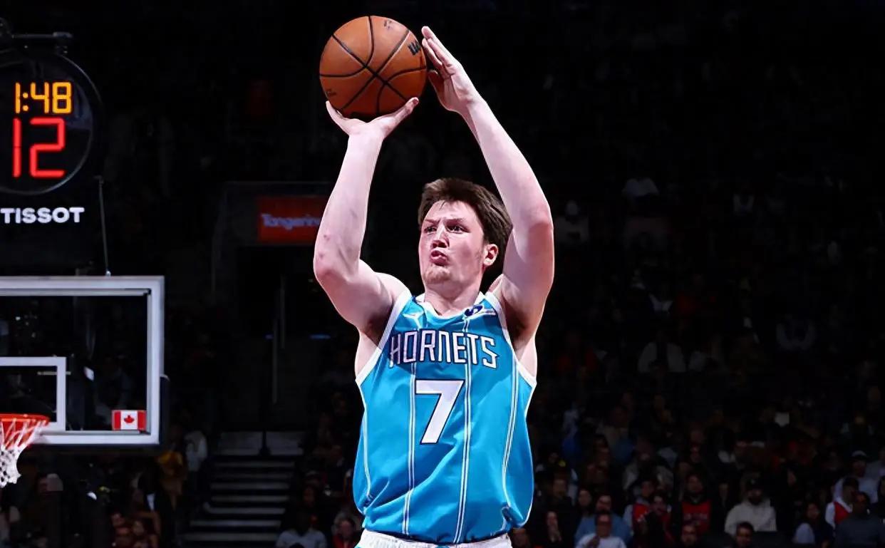 黄蜂仨后卫抢破头？结果数据最吓人的，是球权最少那个。

克努佩尔新秀年场均18.