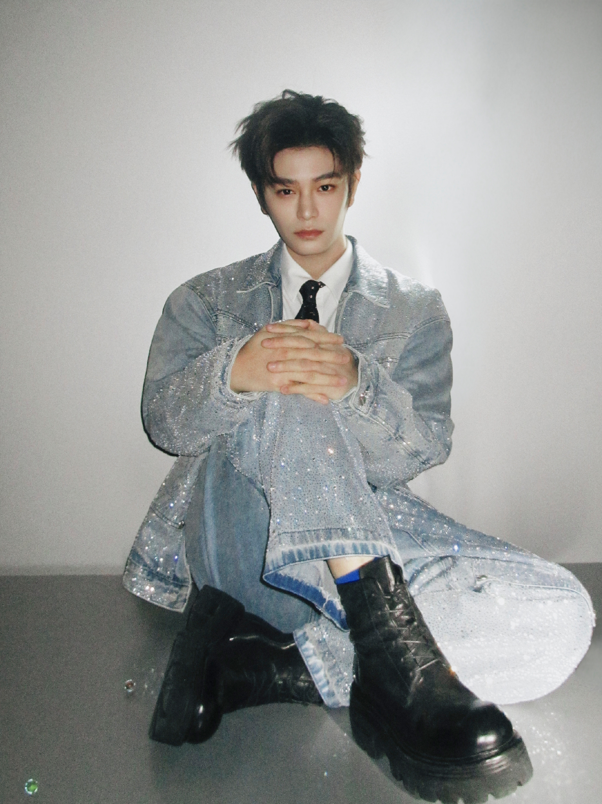 这个姿势、这个眼神、这个小露肤……我嘶哈嘶哈嘶哈 