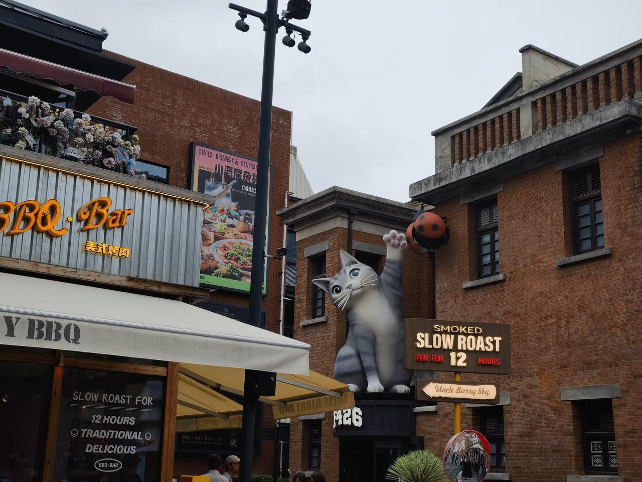 咸安坊：不吸眼球誓不罢休，活生生硬推一个网红打卡地。[鼓掌][鼓掌][鼓掌]