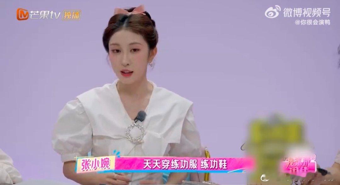 张小婉三张银行卡凑不出二百 听张小婉说小时候的事破防了！想买新衣服妈妈带她去，结