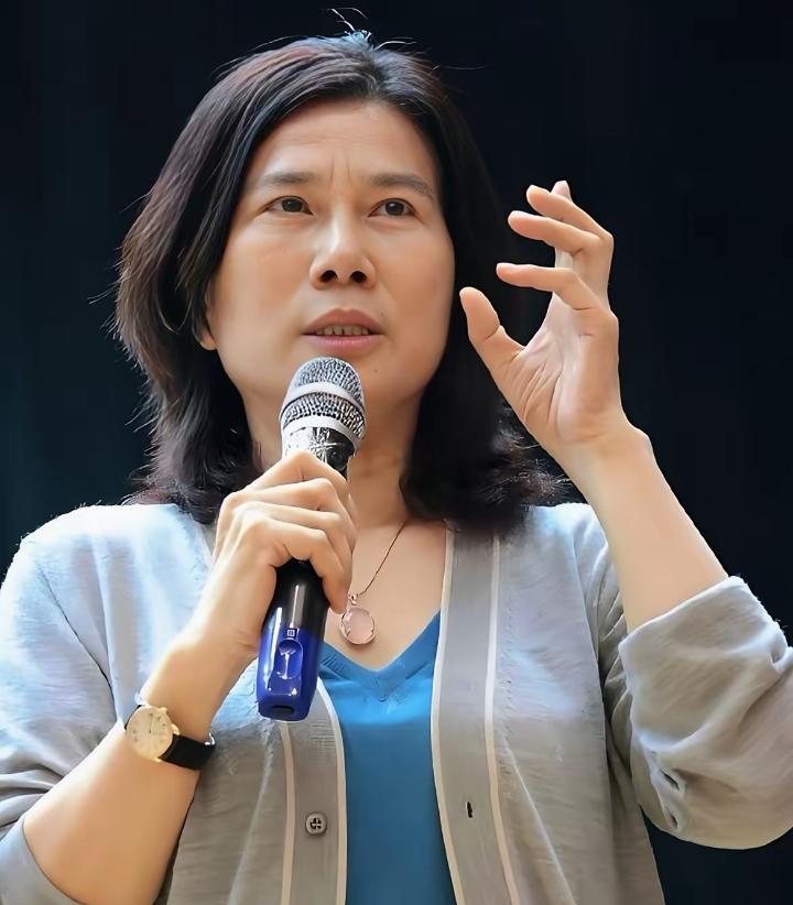 “印尼这回真是两头不讨好。刚把镍矿配额狠砍三成想拿捏中企，转头自家后院就着火，西