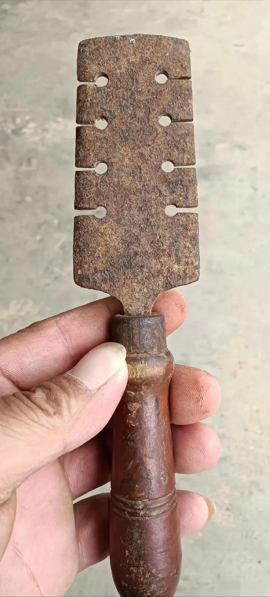 有没有那么一瞬间，你发现自己真的老了？
我今天就有这感觉。翻出个老物件，拿去问年