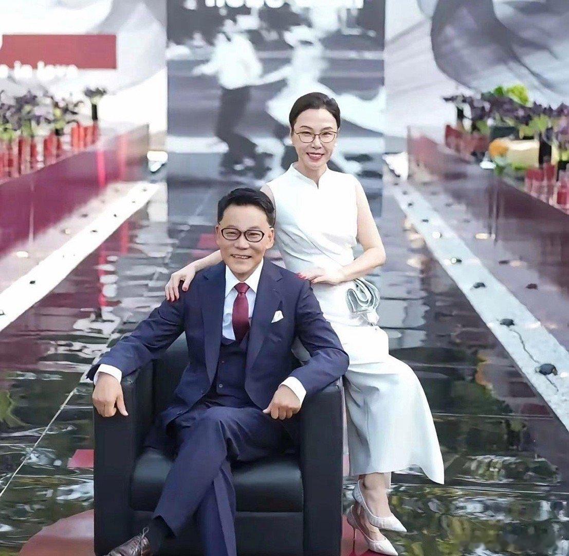 看了李国庆再婚的对象，告诉所有人一个道理，那就是，不管你结婚多久，白月光的威力还