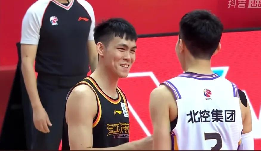 庞峥麟关键罚球收割比赛！

江苏肯帝亚主场1分险胜北京北控，末节还剩4分钟的时候