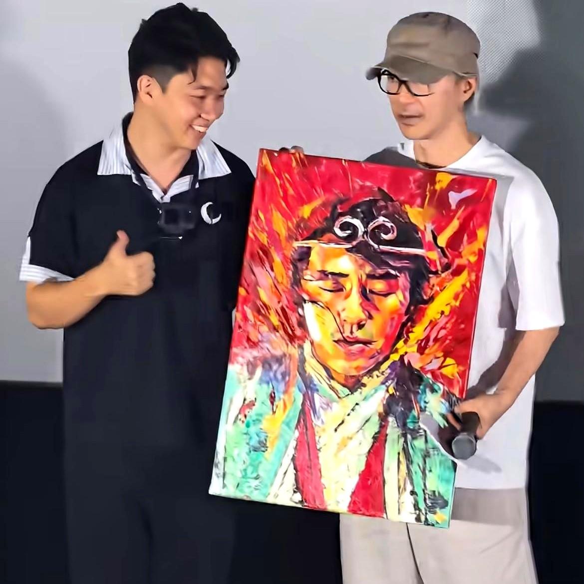 星爷又被宠成小孩了。
成都路演上粉丝送出一幅至尊宝油画，直接扑上去死死搂住他不放