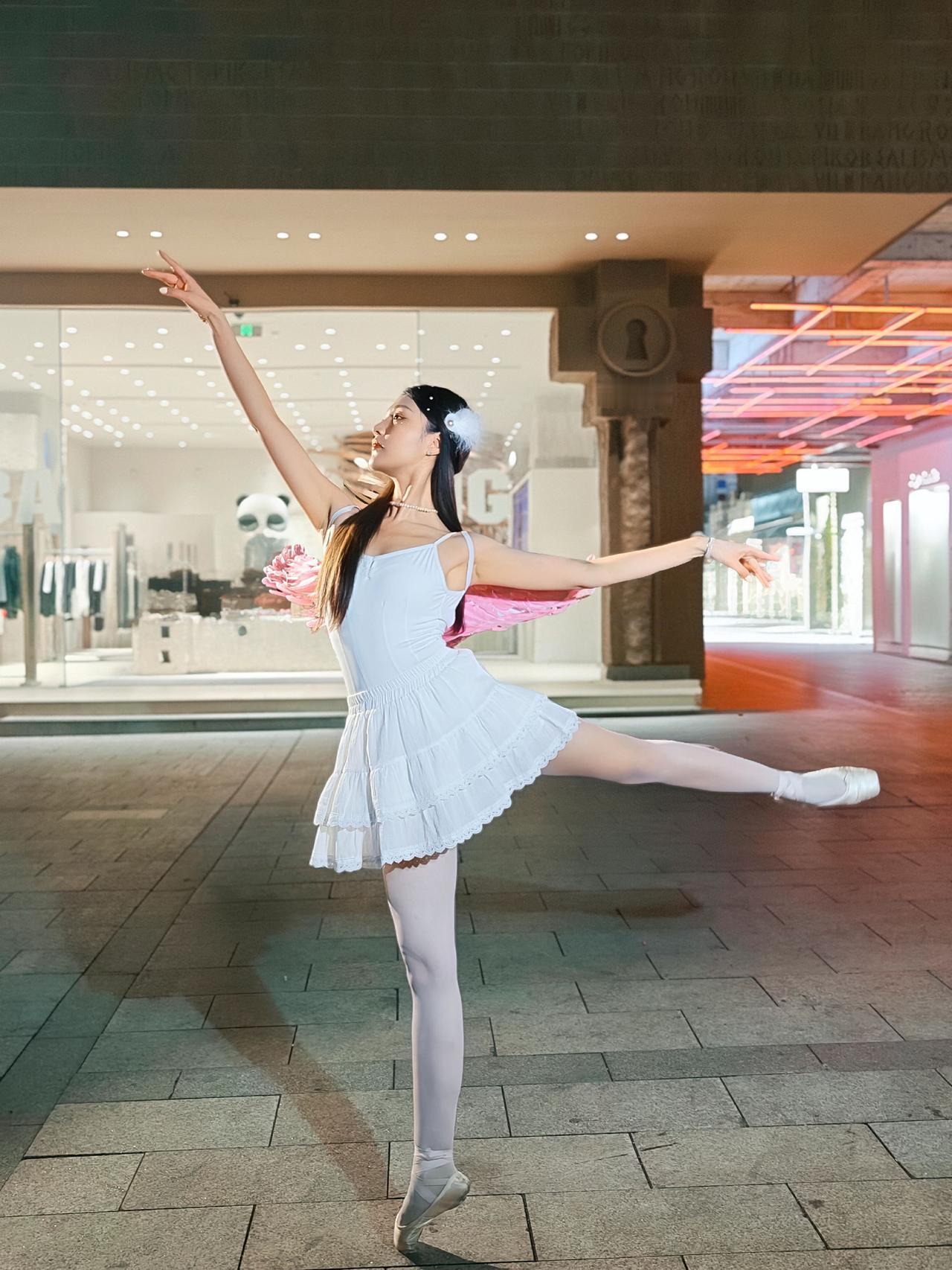 长沙约拍📷-芭蕾&潮宗街万圣节
模特：@白鹅🦢老师 
设备：Xiaomi 1