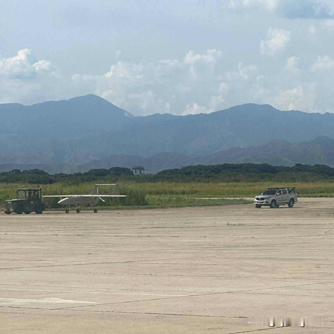 🇻🇪一架伊朗“穆哈杰尔-6”（Mohajer-6）侦察攻击无人机停放在委内瑞