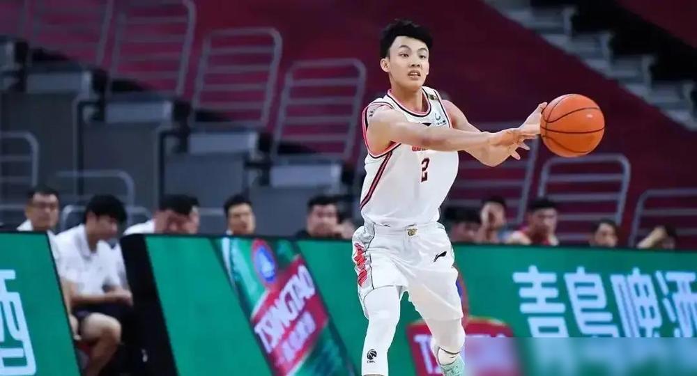 德比打完，广州主场球迷追着徐杰骂，骂得难听。徐杰回了句“别太过分”，扭头就走，没