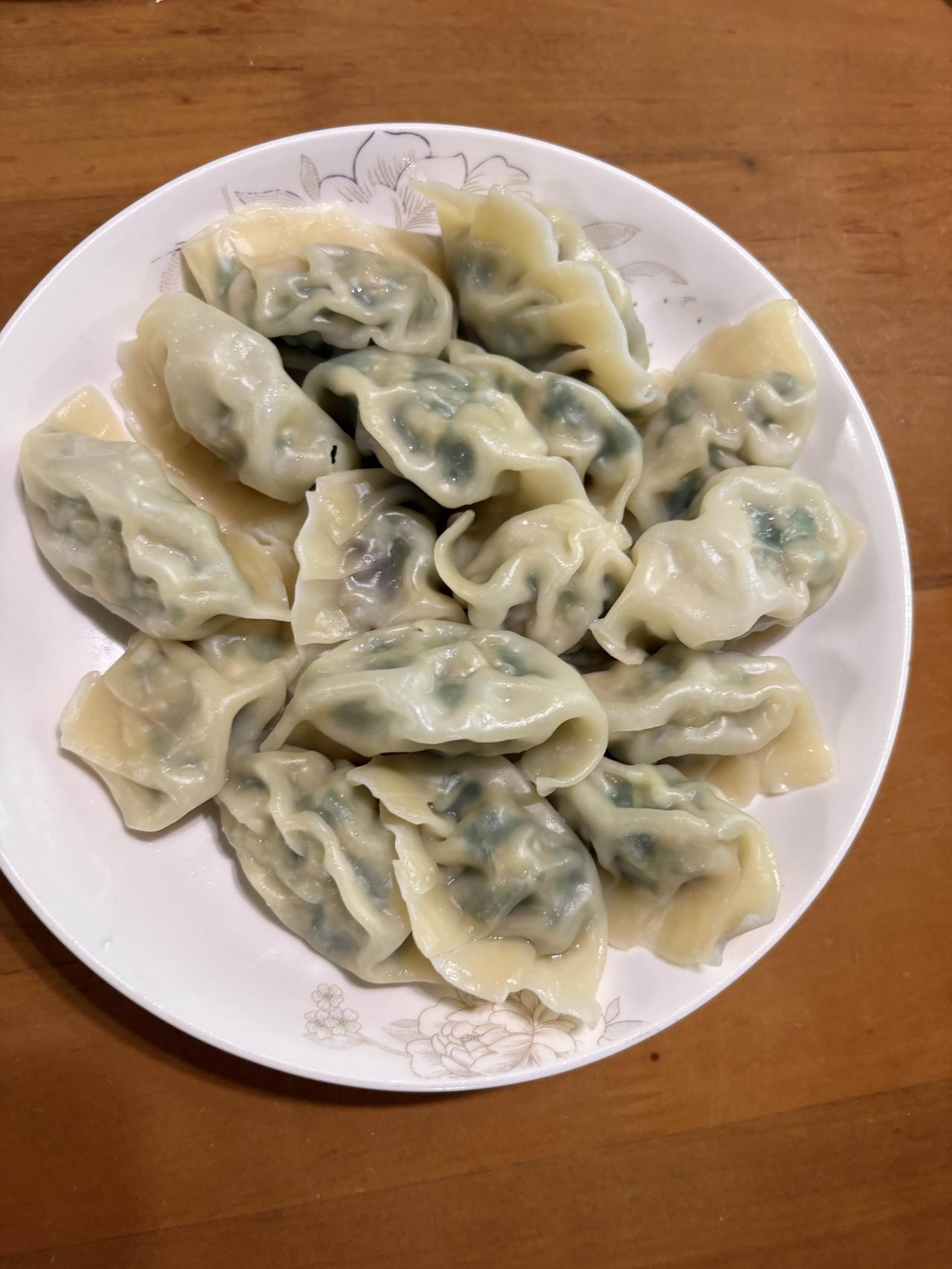 早餐
今天的早餐是自己做的饺子，
其实做饺子的乐趣就是在于过程，
剁肉馅，然后做