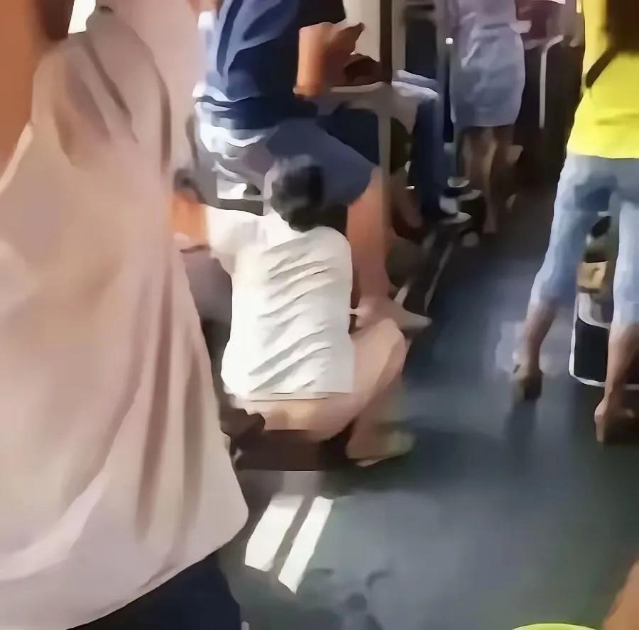 公交车上惊人一幕：大妈脱裤，乘客纷纷避让！
近日，公交车上发生了一件让人瞠目结舌