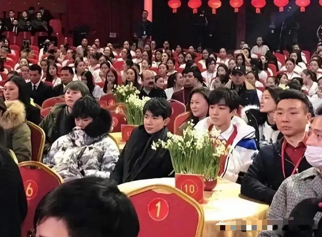 这是现场观众看春晚时的表情，像不像你开会时的样子？表情严肃，像在听课，关键是不能